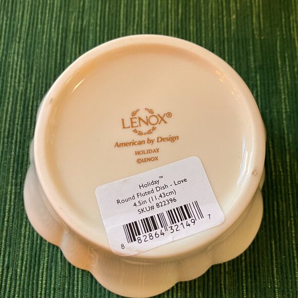 Lenox Holiday Bowl 'Love' Berries and Holly - Retired Pattern 1992 - Picture 5 of 7